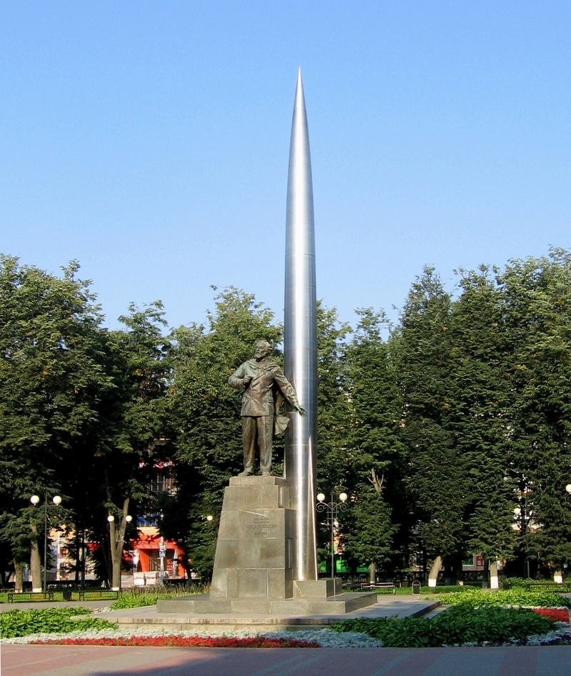 Калуга. Памятник Циолковскому в сквере Мира
